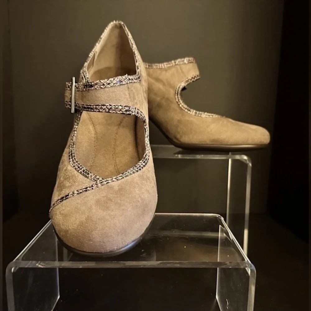 NWOT Aerosoles buckle pumps